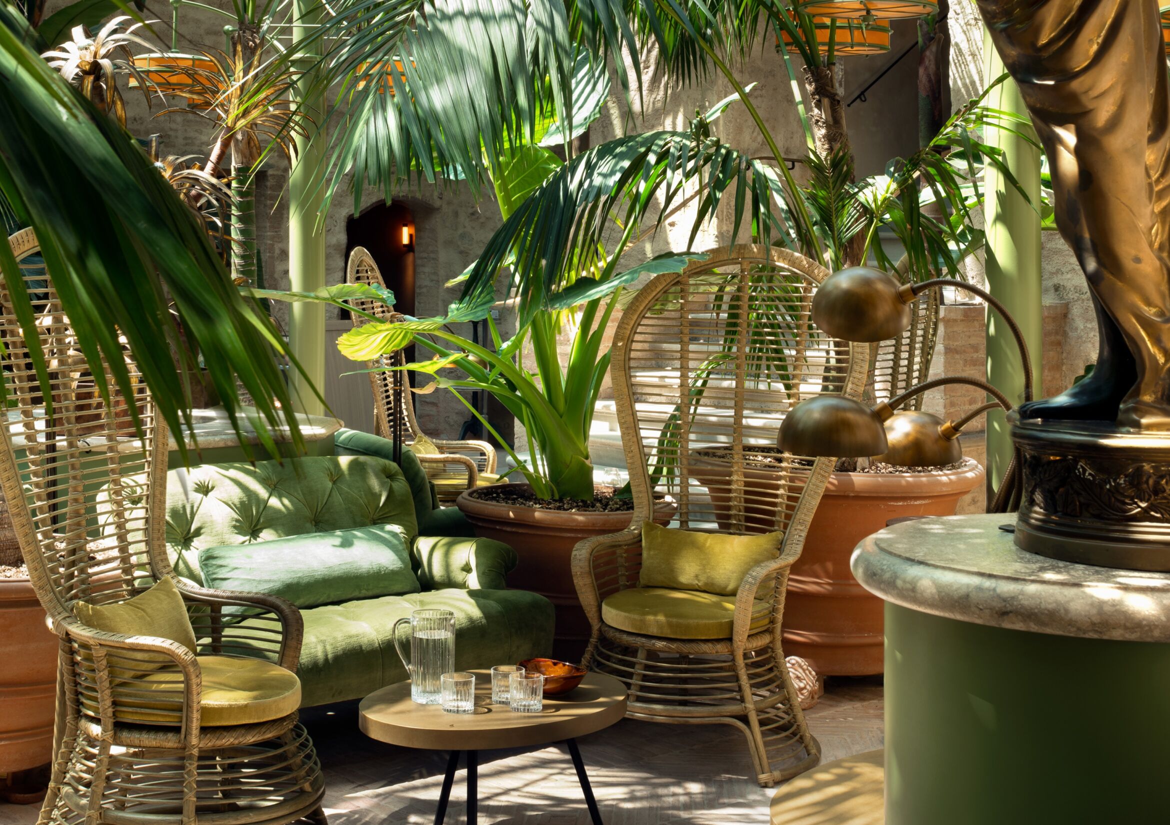 03 image scale full palm court desktop