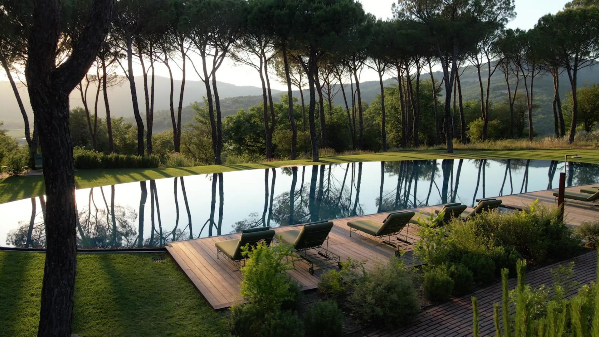 Cover video piscina hotel desktop